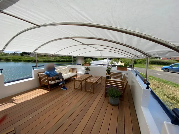 Bimini sur armature inox, pont arrière d’une péniche