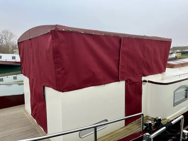 Taud de fermeture bordeaux avec ouvertures à fermeture à glissière