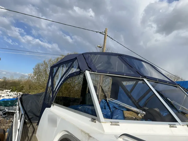 Taud de poste de pilotage bleu marine, fenêtres cristal