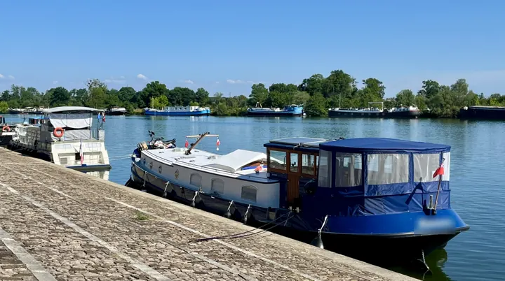 Taud arrière bleu marine sur une péniche, fenêtres cristal
